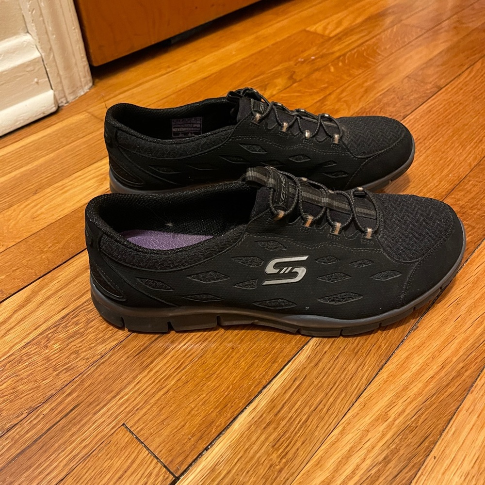 Skechers Women’s slip on shoes - Air-Cooled Memory Foam - like new -size 11